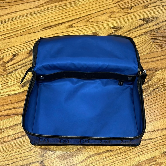 Gucci Blue Toiletry Bag with Monogram Pattern - Picture 3 of 3